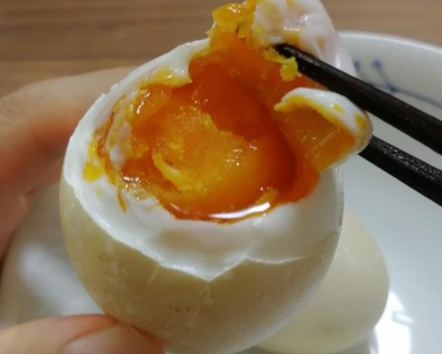咸鸡蛋的做法简单（这才是腌咸鸡蛋的正确做法，鲜香入味，蛋黄个个出油，做法简单）