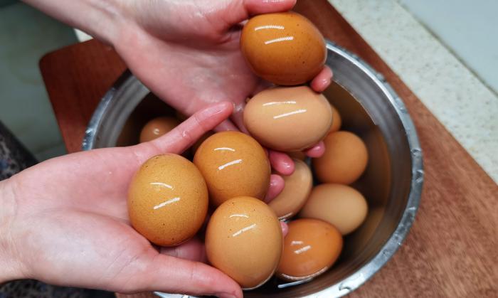 咸鸡蛋的做法简单（这才是腌咸鸡蛋的正确做法，鲜香入味，蛋黄个个出油，做法简单）