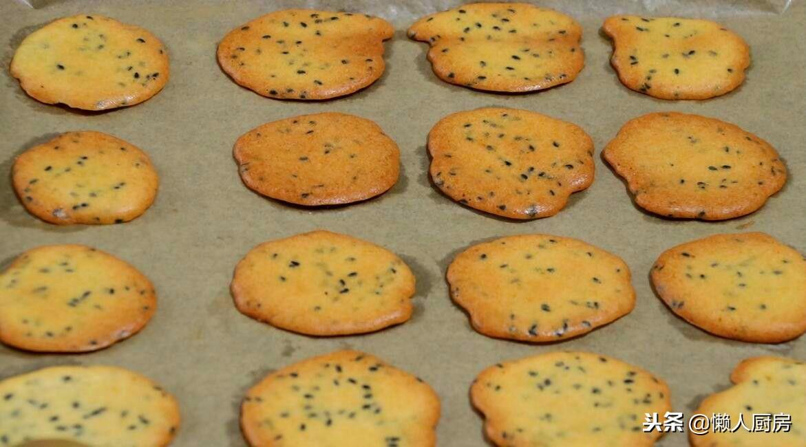 自制饼干烤箱做法（教你用烤箱做饼干，加上芝麻更香，香甜薄脆，简单快手）
