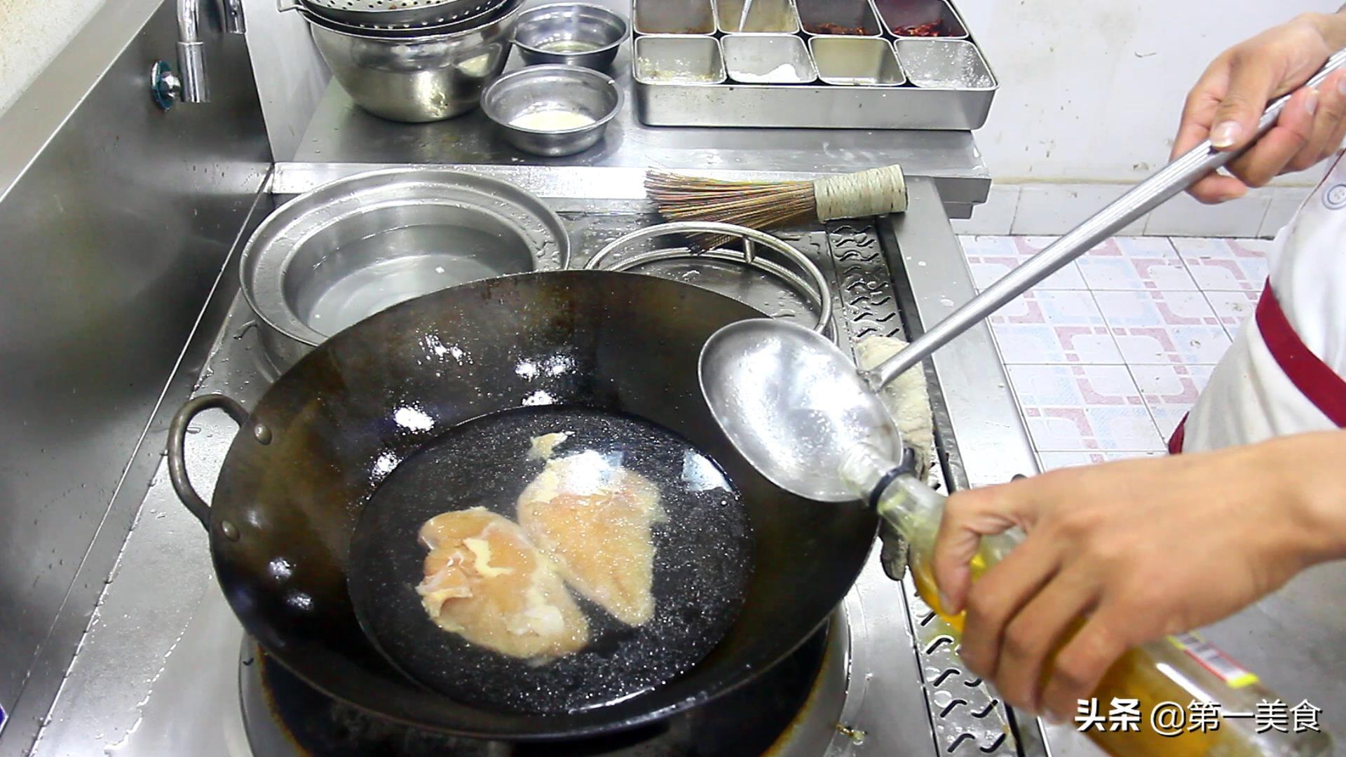 鸡胸肉的家常做法简单又好吃（鸡胸肉这样做才好吃，肉质鲜香微辣，鸡肉不老不柴，2分钟学会）