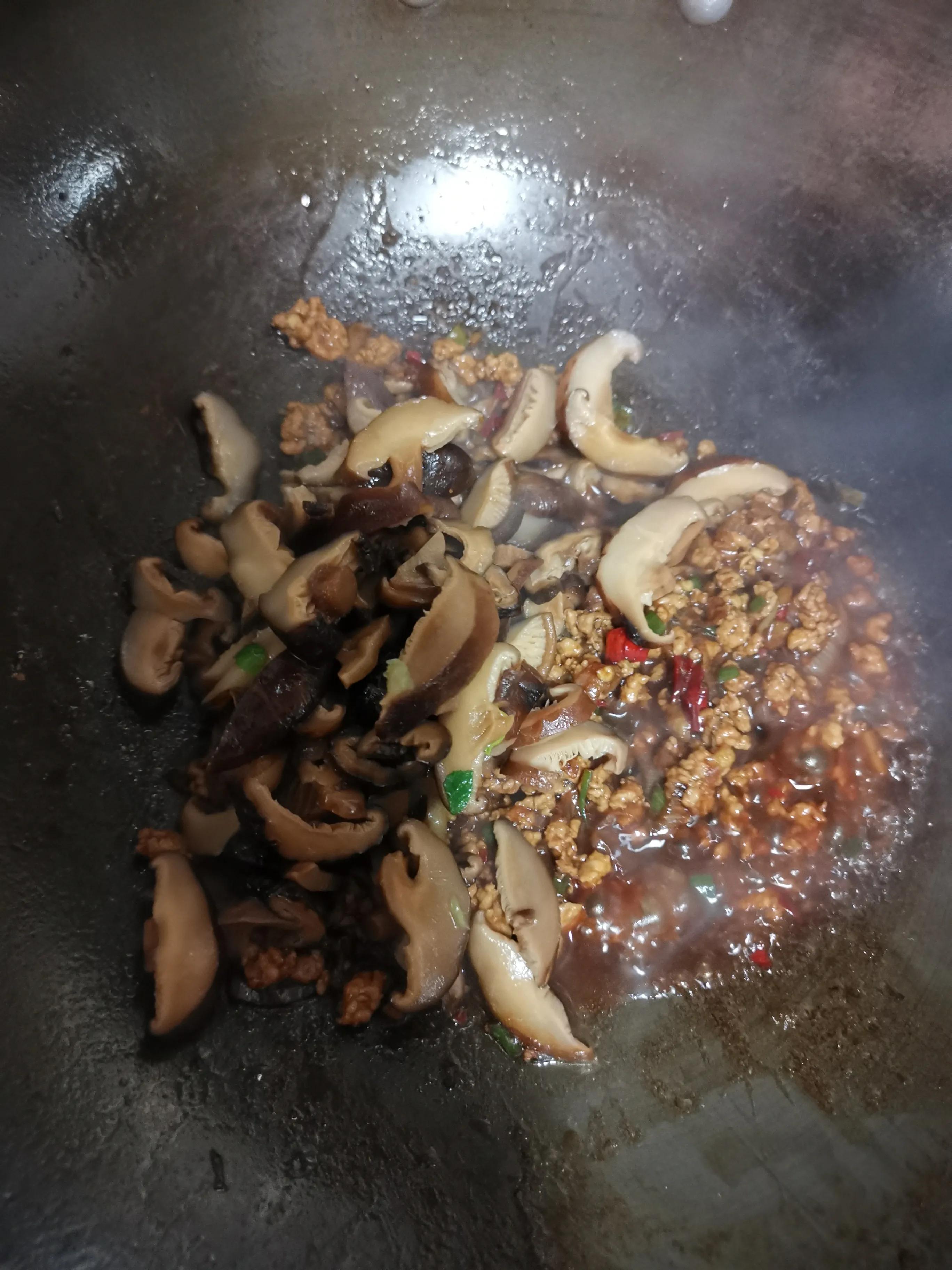 蘑菇油菜炒肉的家常做法（香菇肉末油菜的做法，好看又好吃的家常菜）
