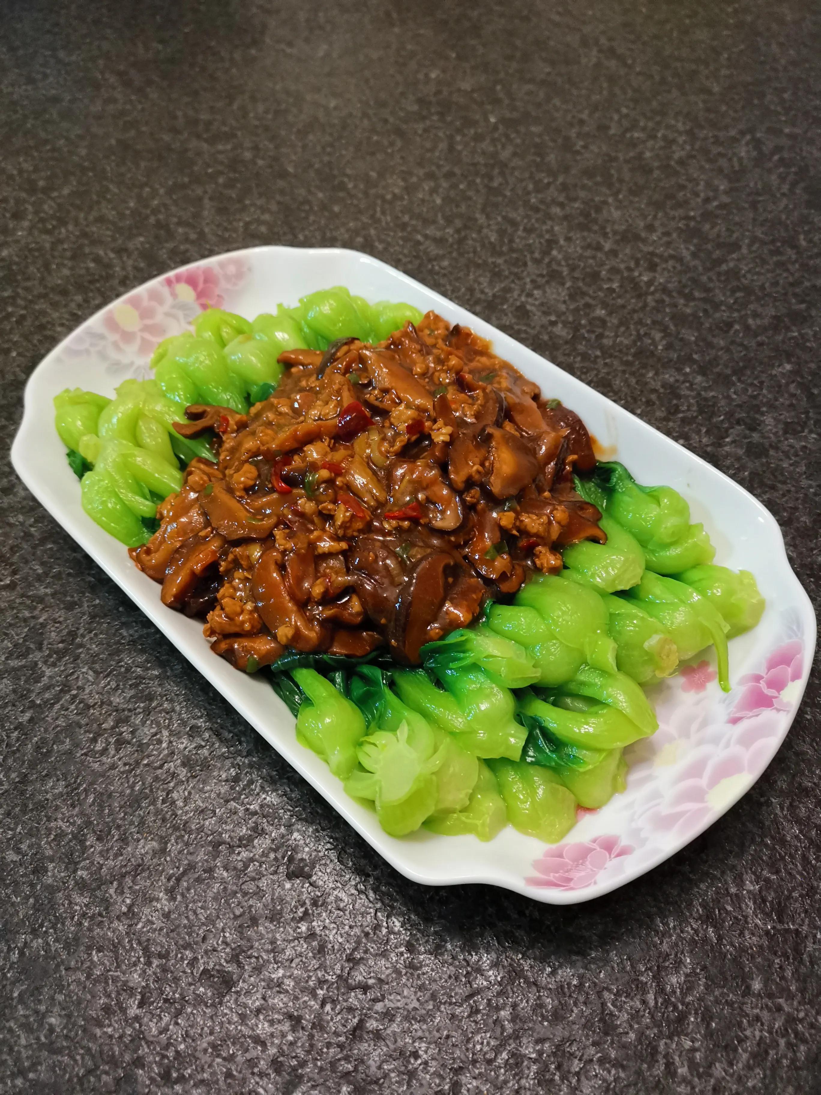 蘑菇油菜炒肉的家常做法（香菇肉末油菜的做法，好看又好吃的家常菜）