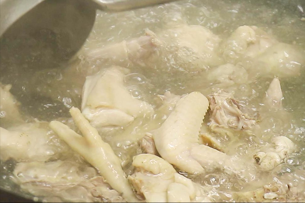 鸡肉汤的做法大全家常(入秋后，少吃凉多喝汤！这5道滋补鸡汤，营养强免疫，常喝好过秋)