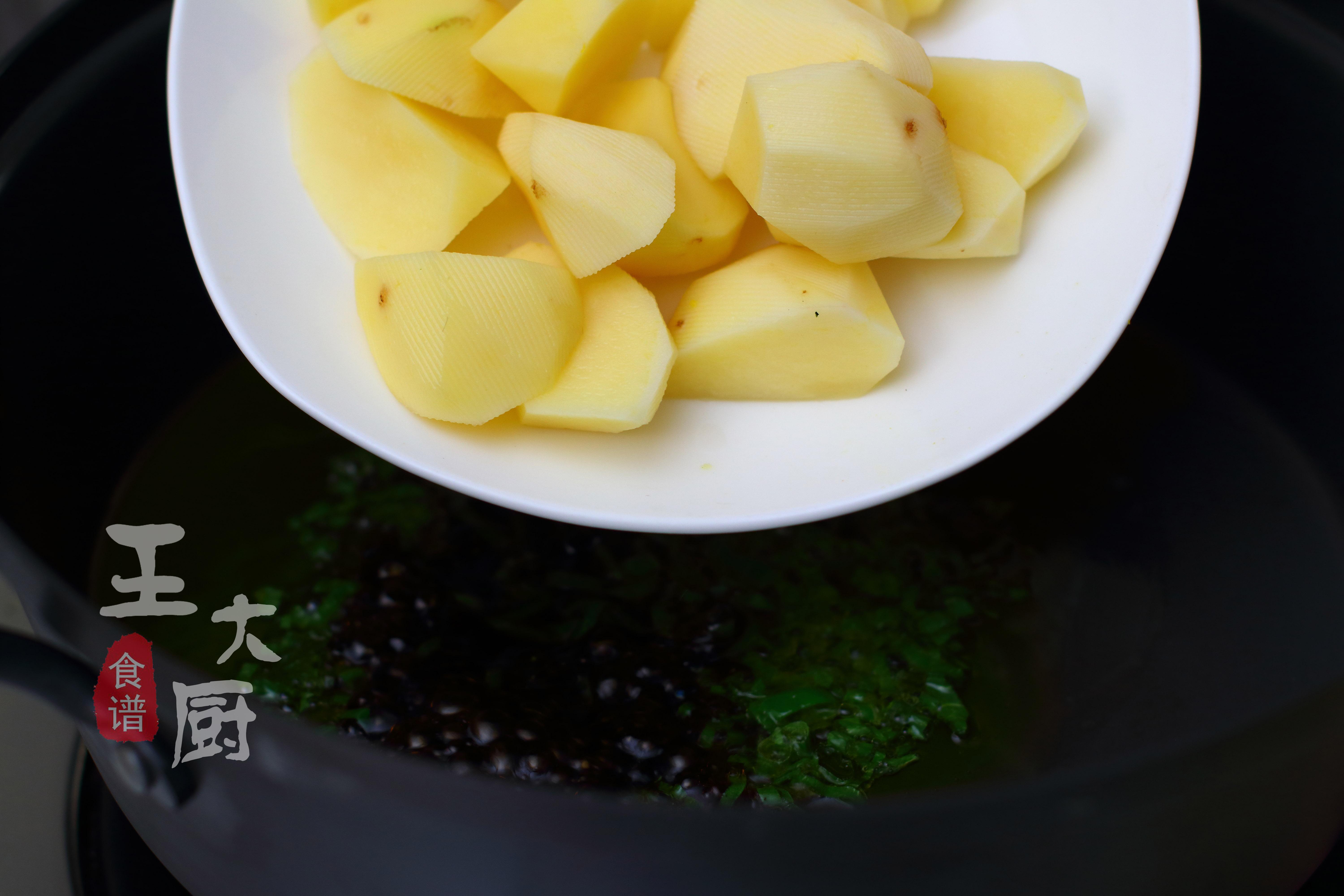 南瓜炖土豆的做法大全(土豆炖南瓜想象不到的美味，自己你在家做，健康好吃，还过瘾)