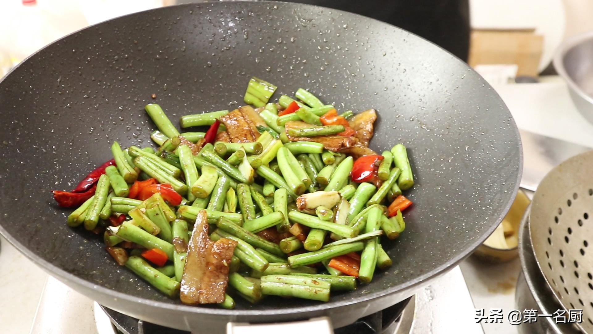 四季豆怎么炒好吃家常做法(小炒四季豆是焯水还是过油？大厨分享正确的做法，这样做脆嫩入味)