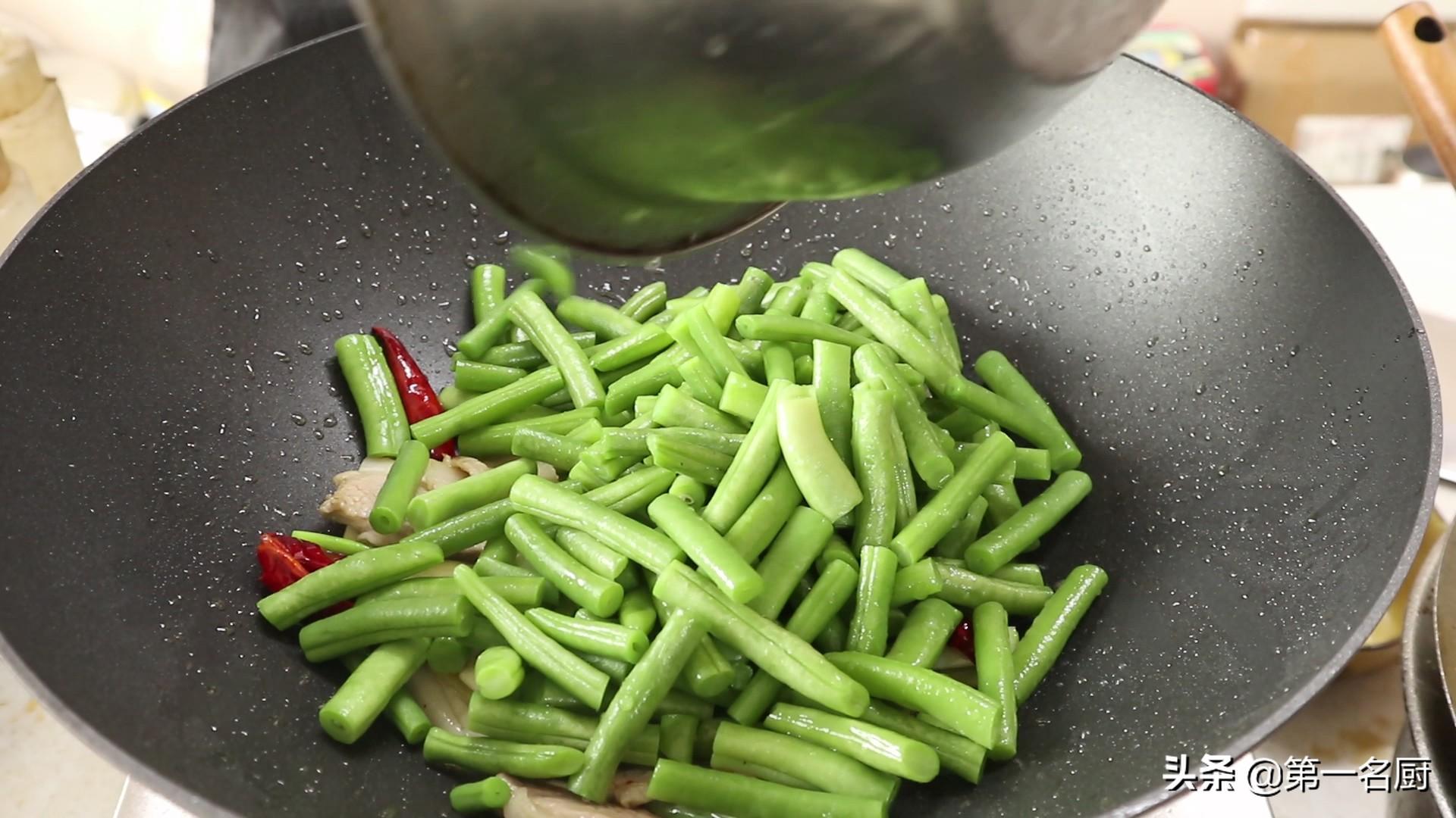 四季豆怎么炒好吃家常做法(小炒四季豆是焯水还是过油？大厨分享正确的做法，这样做脆嫩入味)