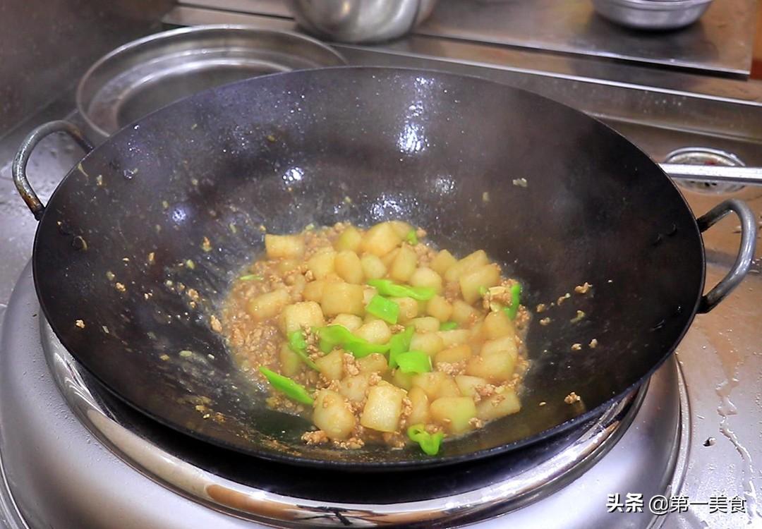 冬瓜炒肉的做法家常菜(简单家常菜：冬瓜炒肉，学会这个做法，脆嫩入味，比大鱼大肉还香)