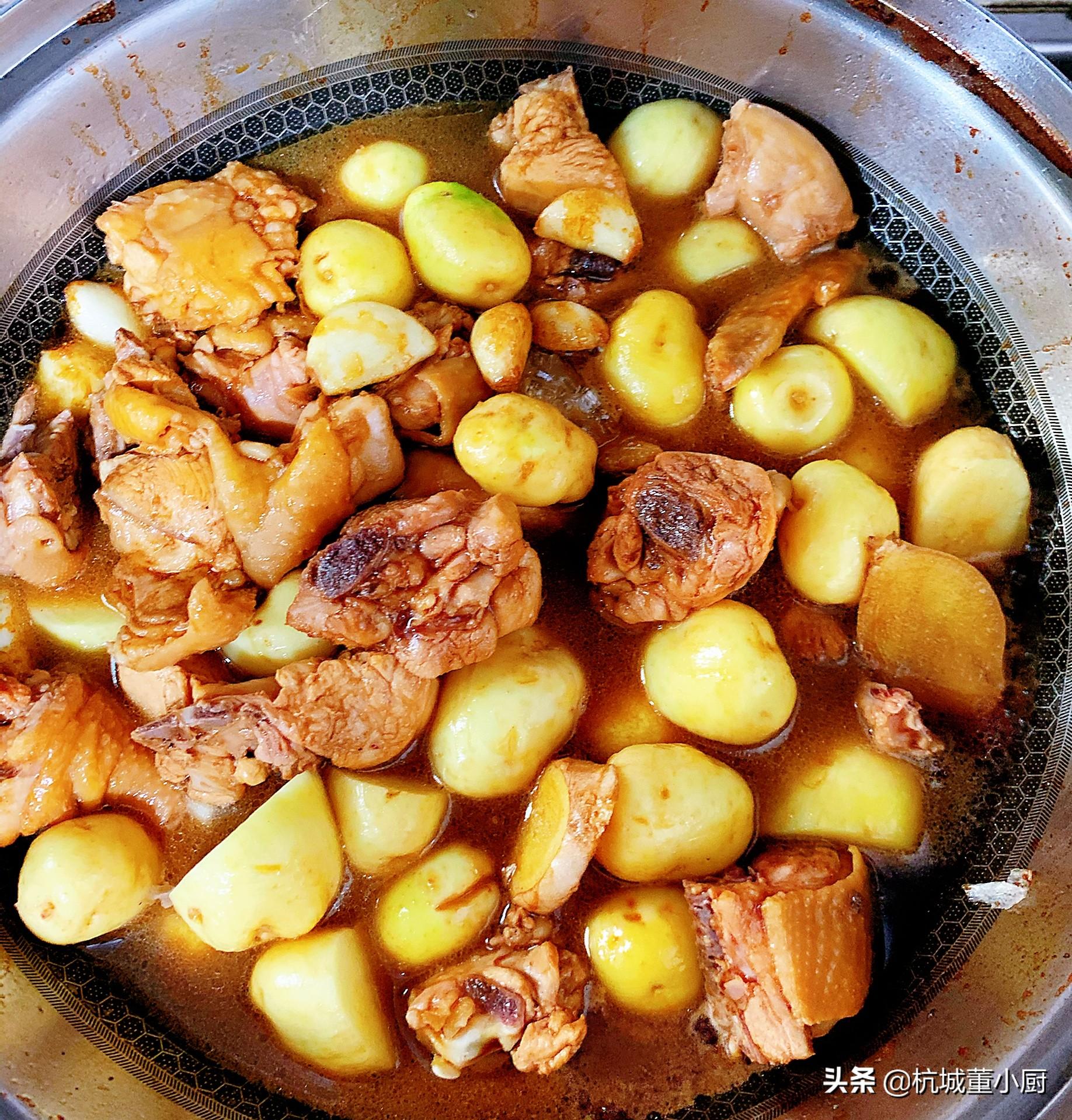 红烧鸡块炖土豆的家常做法（家常简版红烧鸡肉炖土豆，鲜香软糯，美味营养下饭菜）
