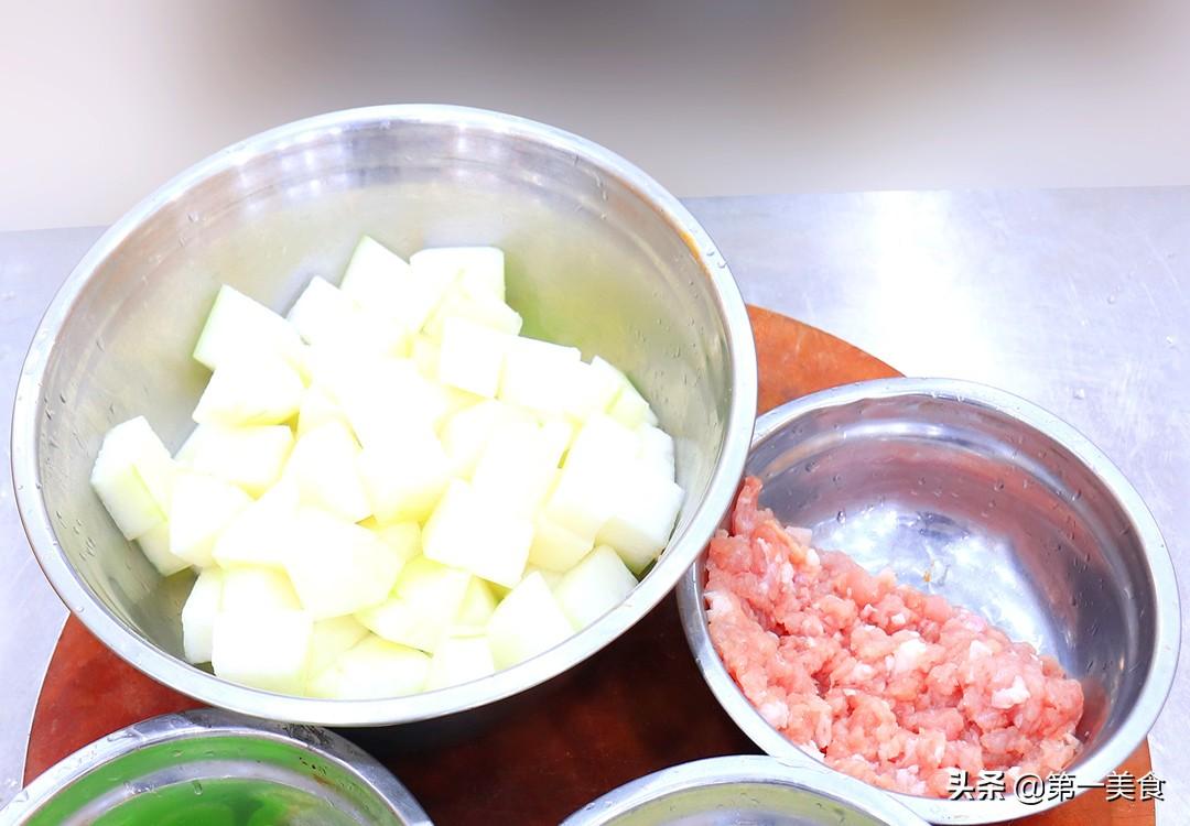 冬瓜炒肉的做法家常菜(简单家常菜：冬瓜炒肉，学会这个做法，脆嫩入味，比大鱼大肉还香)