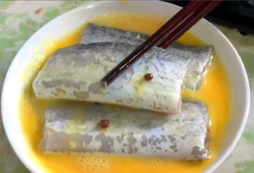 煎带鱼的做法最好吃又简单(煎带鱼，裹淀粉是大错，用蛋液上浆，肉嫩不破皮，新手也能做)