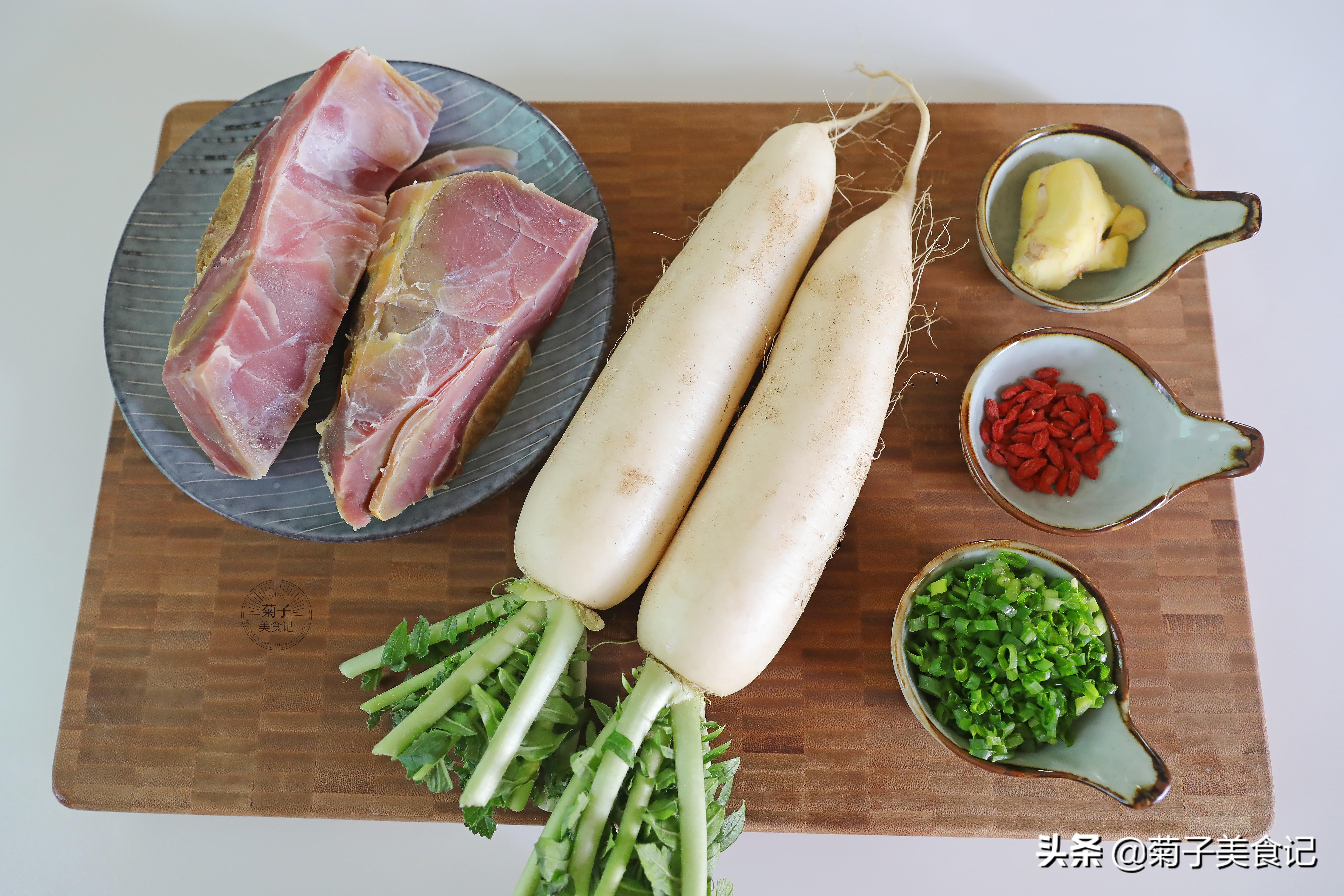 金华火腿的家常做法（火腿不要只会炒着吃，做成火腿海米萝卜汤，自带咸香，鲜味十足）