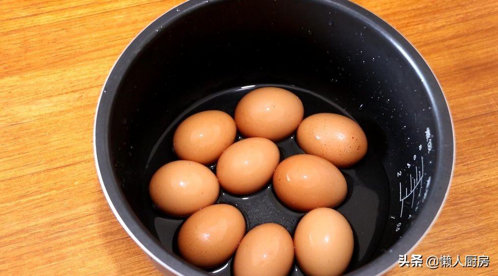烤鸡蛋的做法最正宗的做法（原来电饭锅能做烤鸡蛋，加点盐和水就可以了，比水煮蛋更好吃）