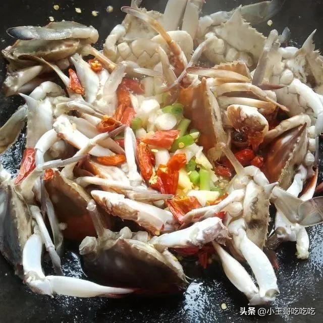 红烧螃蟹的家常做法简单好吃（又到了螃蟹最肥的季节，红烧螃蟹做法简单而且肉质鲜嫩入味）