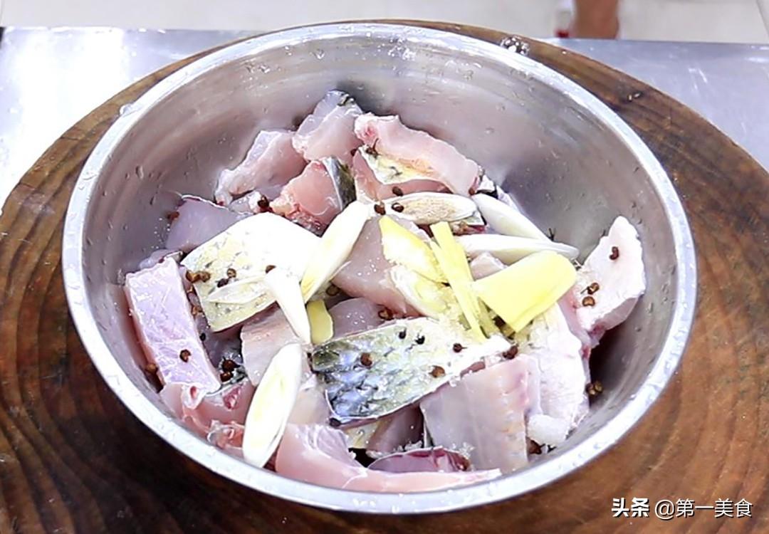 香辣鱼的做法家常简单（香辣鱼怎么做酥到骨头里，用厨师长的做法，焦酥入味，香辣够味）
