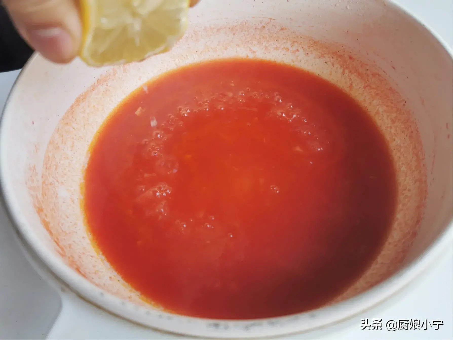 番茄沙司的做法和配方（原来自制番茄沙司这么简单，比例配方教给你，酸甜可口健康无添加）