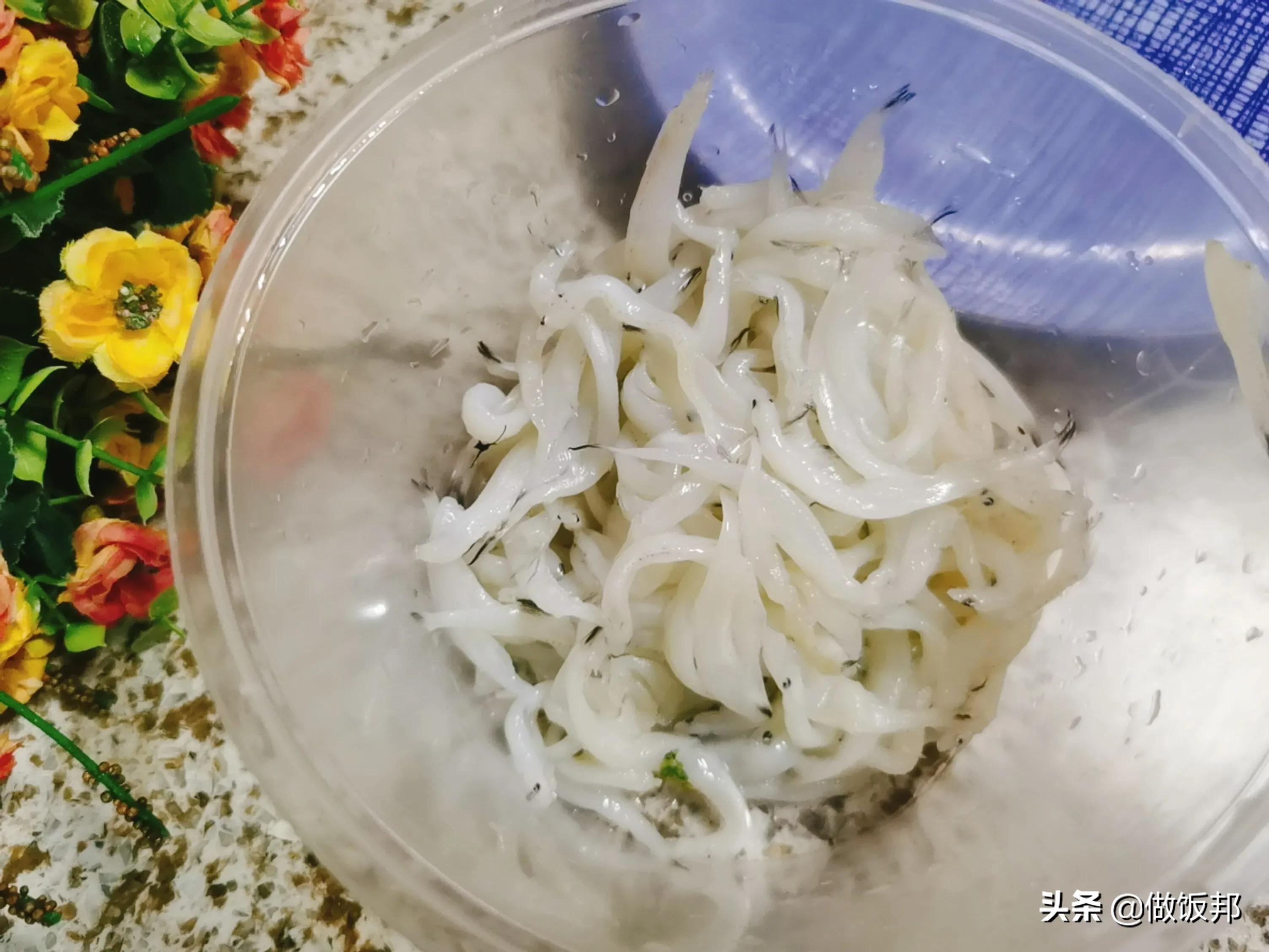 小银鱼怎么做好吃又简单(才发现银鱼的做法这么简单，10分钟2个菜，香酥下饭，鲜美可口）