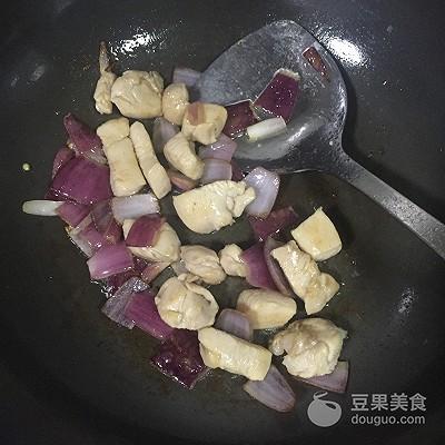 绿咖喱鸡的做法(泰式绿咖喱鸡的做法)