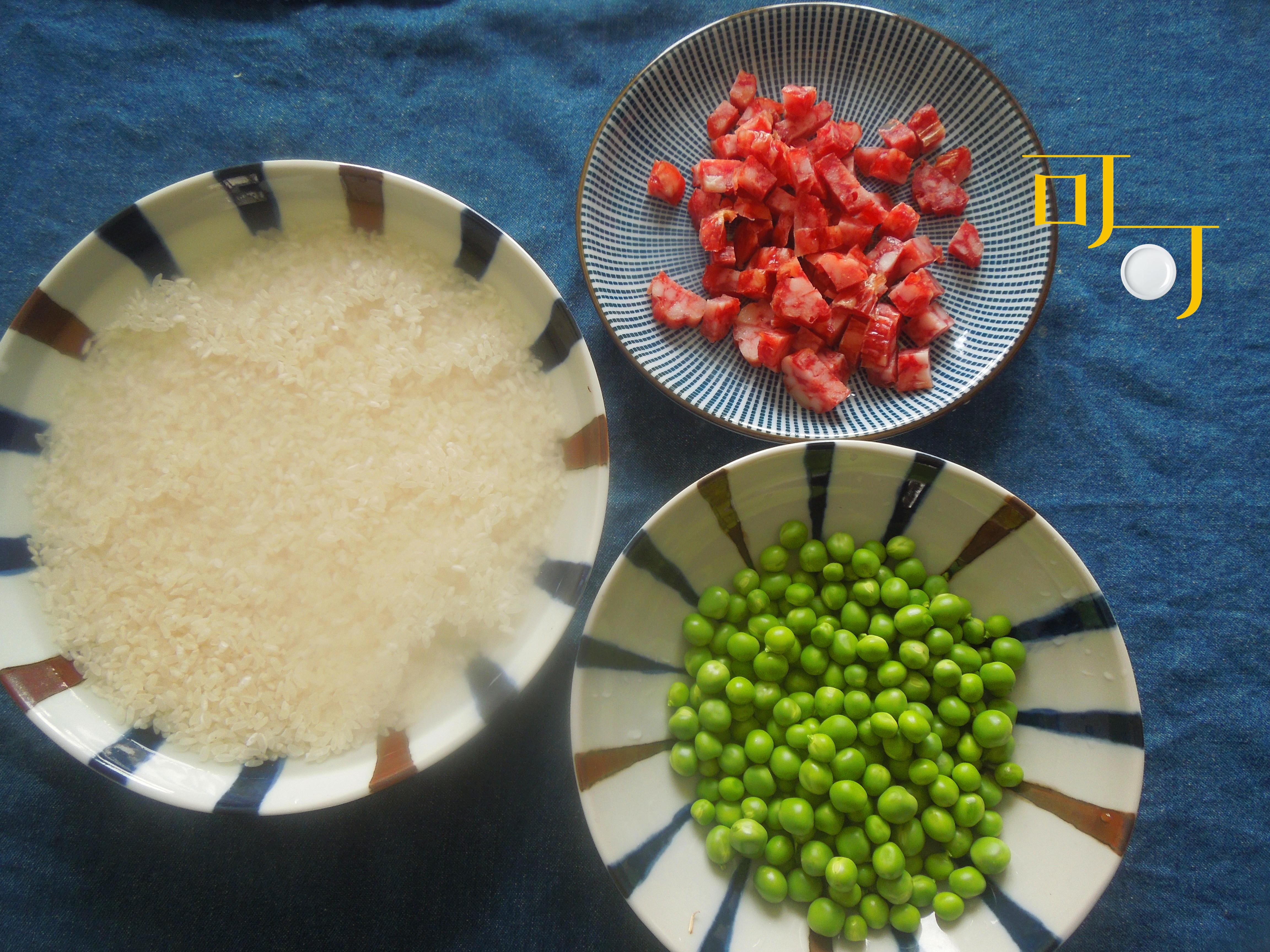 青豆怎么做好吃家常做法（好看好吃的香肠青豆饭，可不是直接放锅里焖就行了，这一步别漏下）