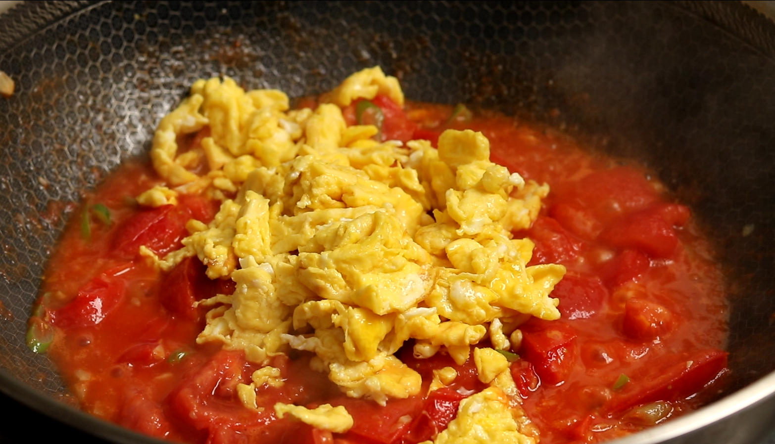番茄炒蛋怎么做好吃又简单（为啥饭店的西红柿炒鸡蛋那么好吃？原来诀窍这么简单，出锅不够吃）