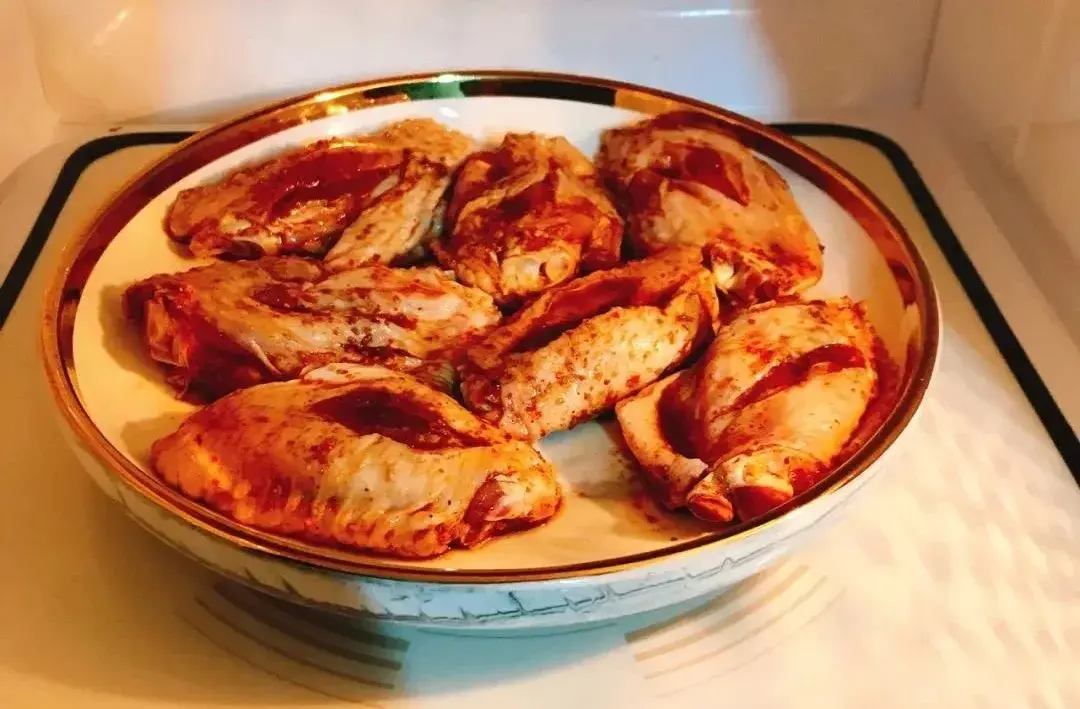 微波炉烤鸡翅的做法（微波炉烤鸡翅，几分钟就出炉，一口嗦完只剩骨头）