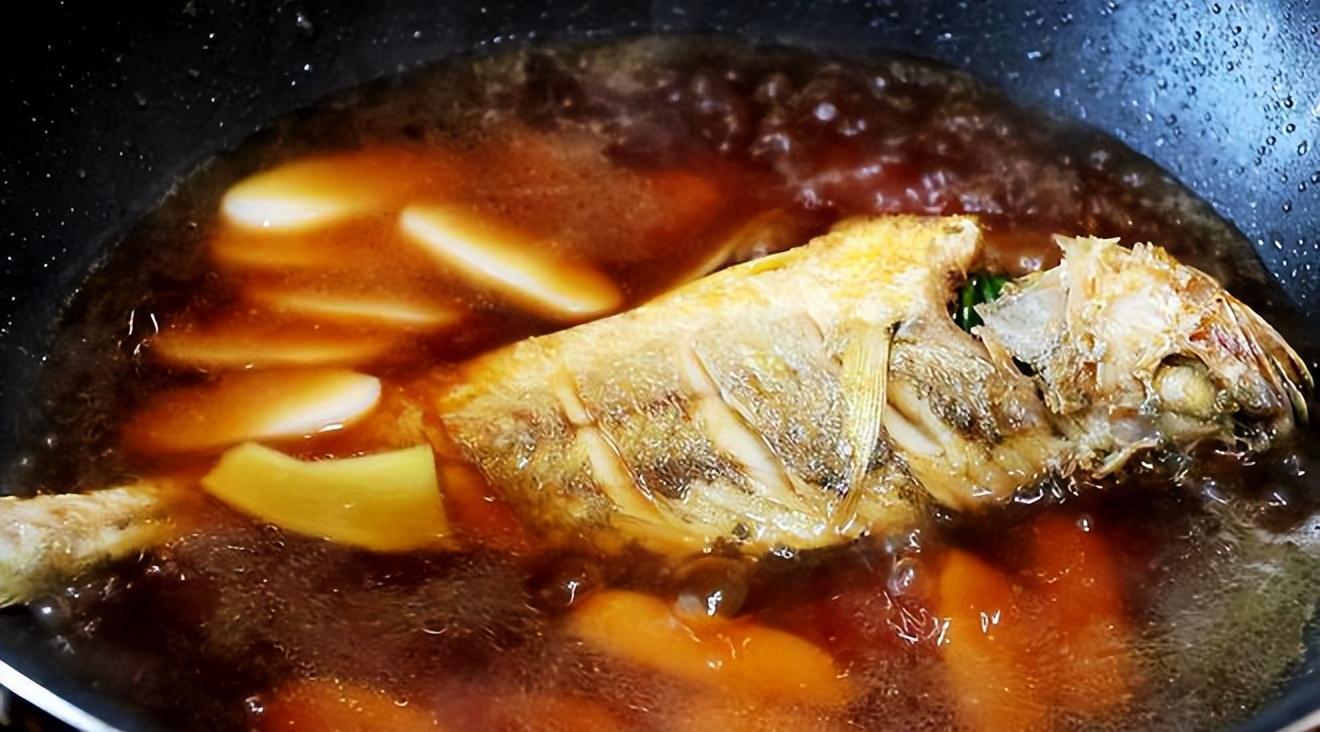 黄鱼怎么做好吃做法大全（小暑时节，最适合吃黄鱼，教你5种少油做法，建议中老年人看）