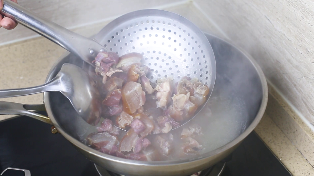 腊猪蹄的做法大全（腊猪脚学会这样做，加点海带，简单一炖，出锅连汤汁都不剩！）