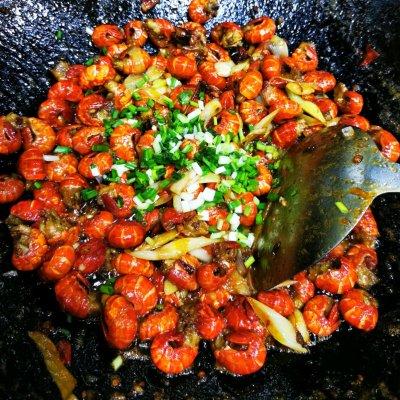 龙虾尾怎么做好吃简单的做法（丰富餐桌味——超级美味的家常小龙虾尾）
