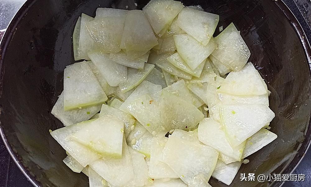 冬瓜怎么炒好吃又简单的做法（冬瓜怎么做好吃？教你一个小炒冬瓜的做法，味道清淡，一点不油腻）