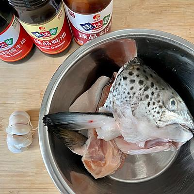 三文鱼头怎么做好吃家常做法（零失败砂锅三文鱼头，大厨原来这么好当）