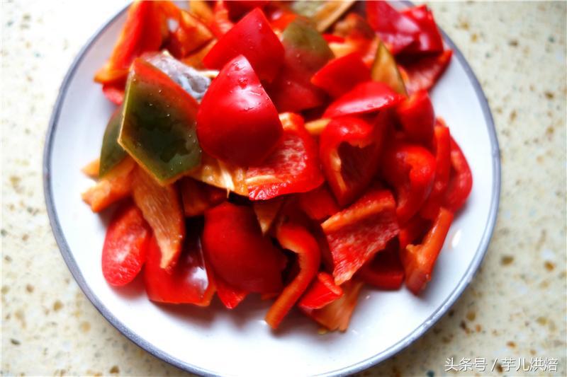 甜椒怎么做好吃家常做法（甜椒别炒肉了，教你这么做，酸爽开胃，上桌被疯抢，越吃越苗条！）