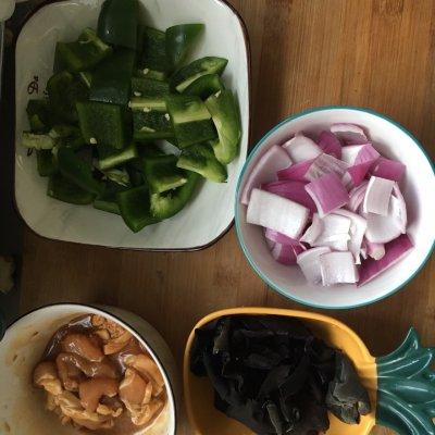 菜椒怎么做好吃家常做法（最靠谱最好吃最详细的可爱的菜椒炒肉做法！零失败）