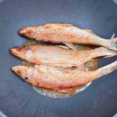 红尾鱼怎么做好吃又简单（秋天少不了这道红烧红尾鱼，鲜味浓厚，别错过）