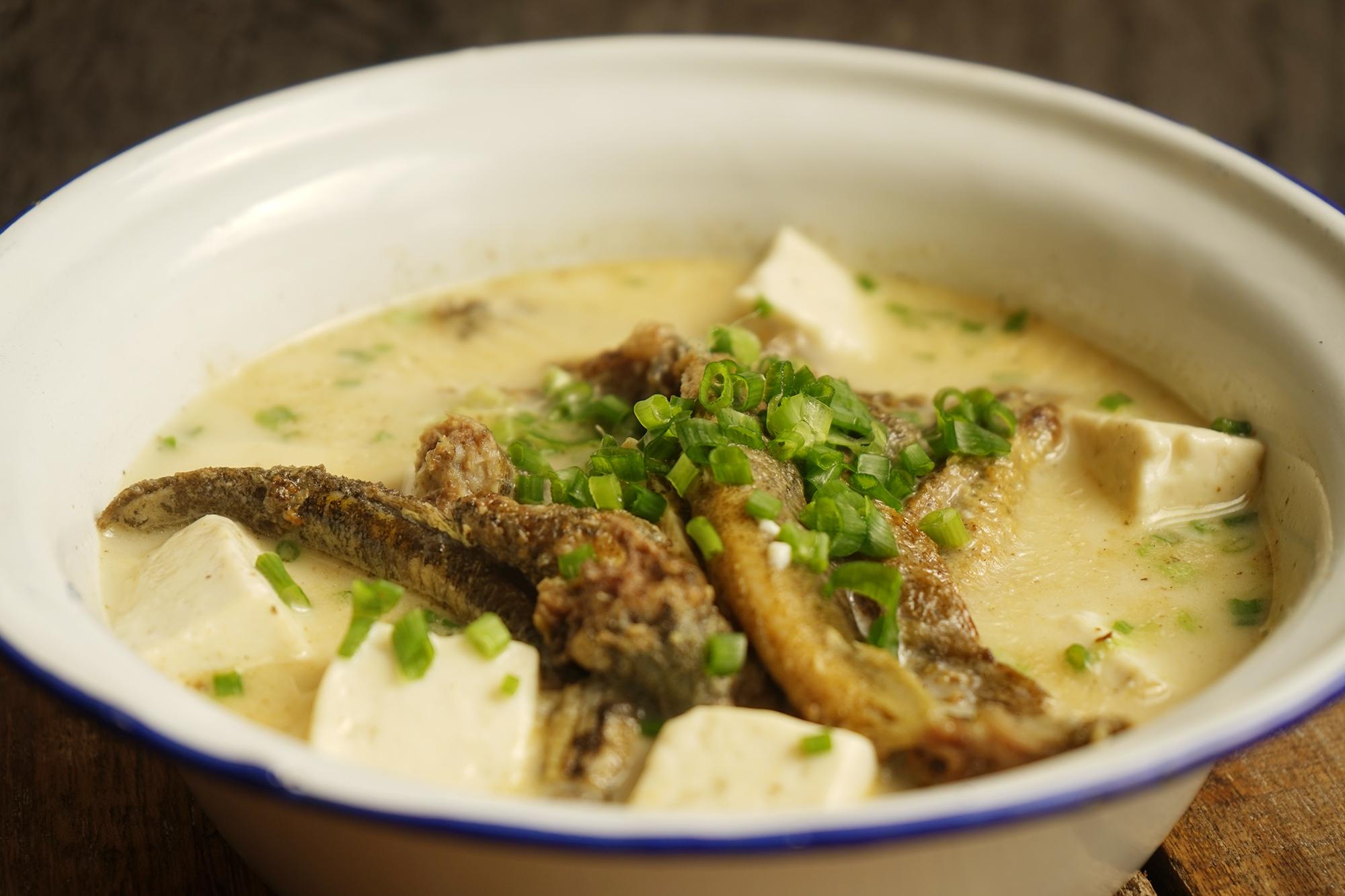 泥鳅豆腐汤怎么做才好吃(一把泥鳅加一块豆腐，两个妙招，三步炖出色如奶白的鲜美浓汤)