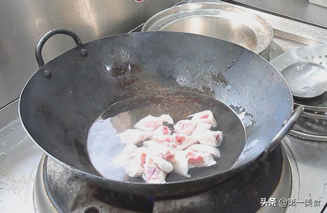 烧猪蹄的家常做法简单的（厨师长详细教学红烧猪蹄，软烂入味，口感软糯，满满的胶原蛋白）