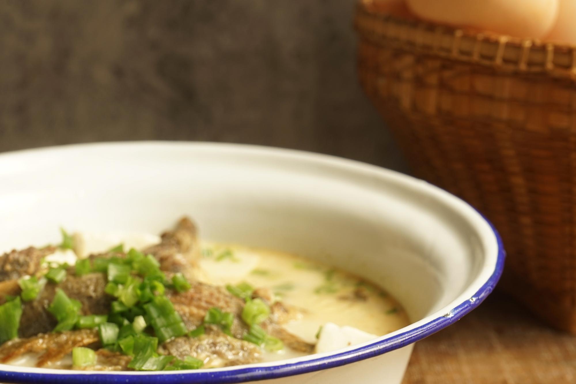 泥鳅豆腐汤怎么做才好吃(一把泥鳅加一块豆腐，两个妙招，三步炖出色如奶白的鲜美浓汤)
