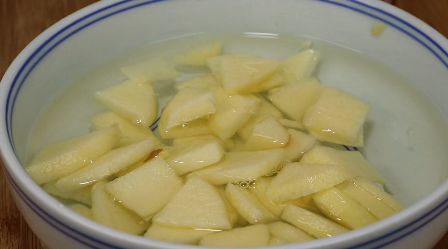 黄瓜汤怎么做好吃又简单(秋天多喝苹果黄瓜汤，教你简单搭配，全家爱喝)