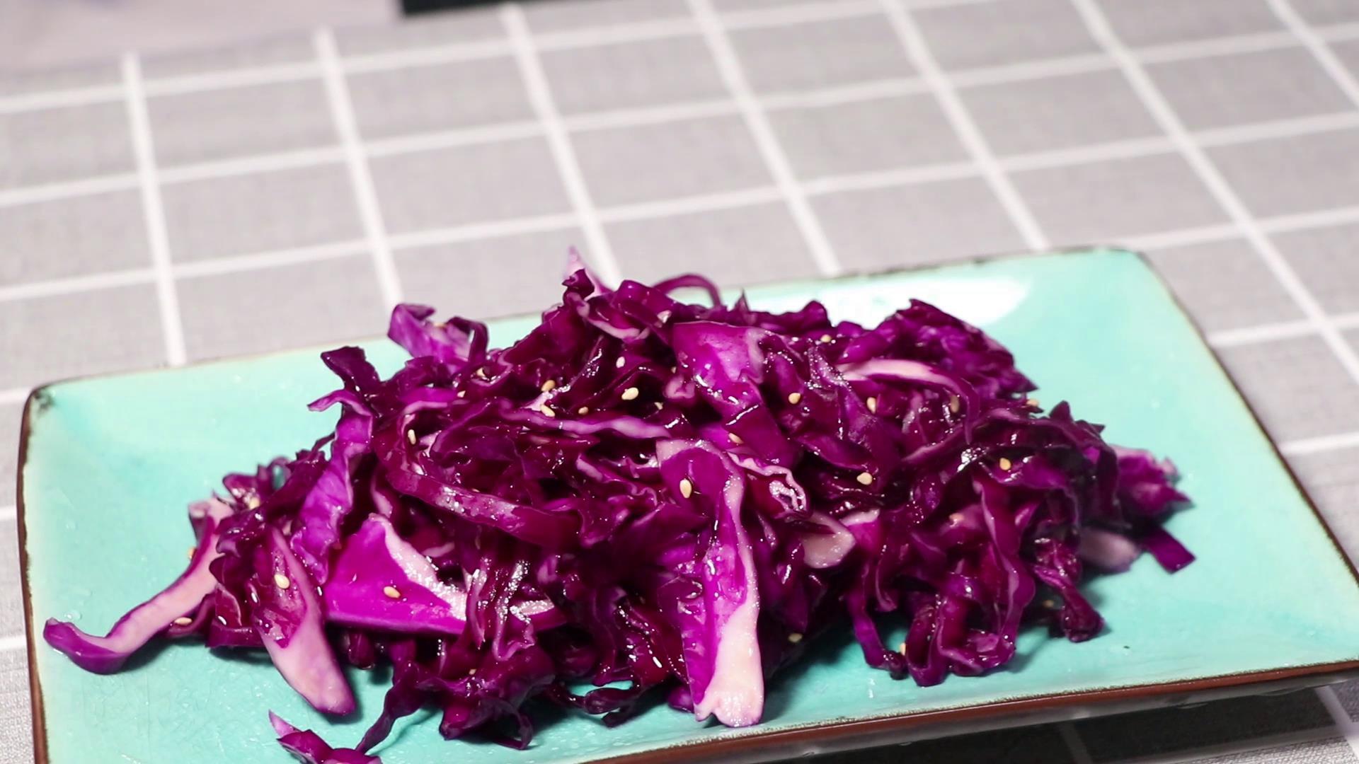 紫甘蓝怎么做好吃又简单的（紫甘蓝最简单好吃的做法，色泽鲜艳，清脆爽口，比凉拌黄瓜好吃）