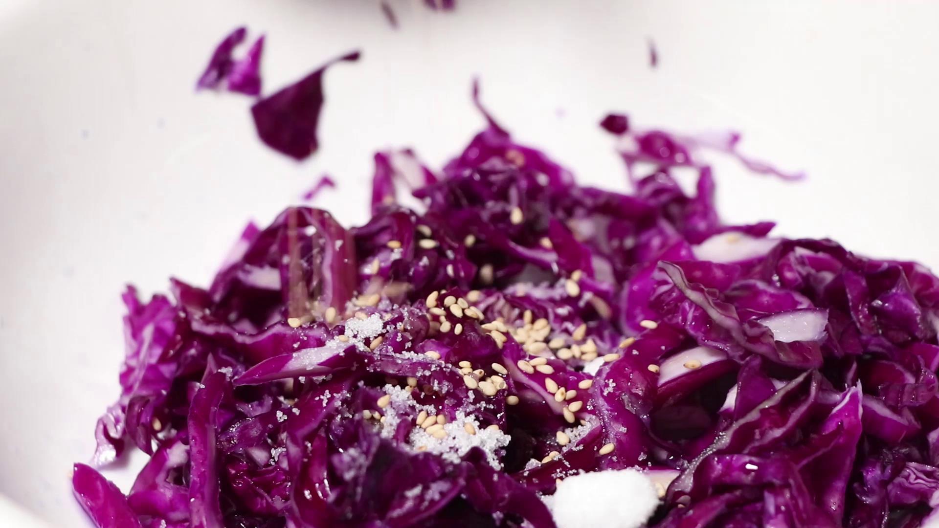 紫甘蓝怎么做好吃又简单的（紫甘蓝最简单好吃的做法，色泽鲜艳，清脆爽口，比凉拌黄瓜好吃）