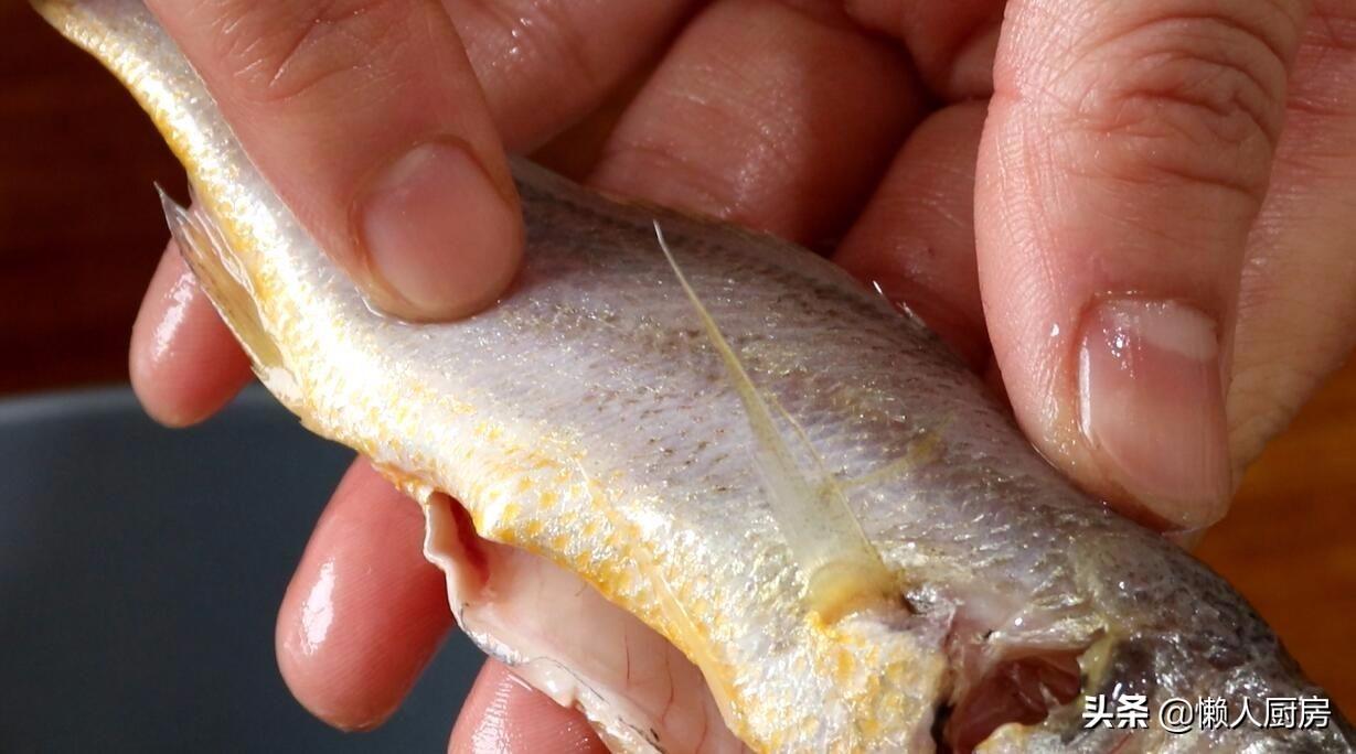 小黄鱼怎么做好吃又简单（小黄鱼这种做法最鲜嫩，一点腥味都没有，几分钟就能搞定，超快手）