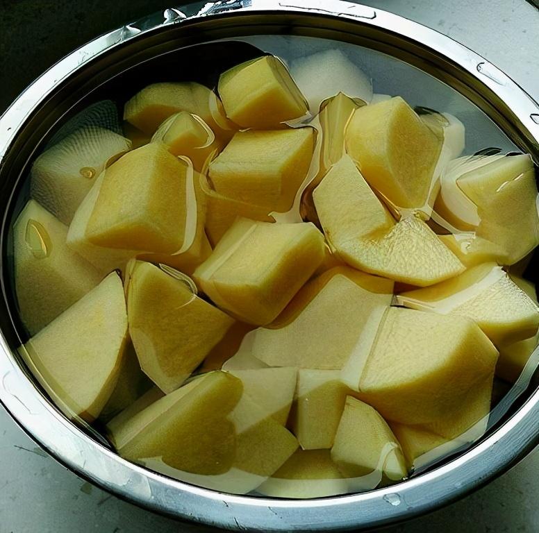 土豆牛腩怎么做才好吃(土豆炖牛腩家常做法：牛腩软烂，土豆软糯易消化，营养不流失)