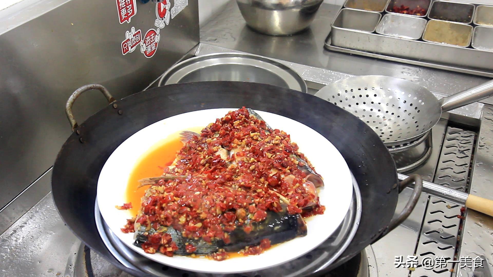 剁椒鱼头的做法家常(厨师长的这道剁椒鱼头，步骤清晰详细、香辣下饭，新手一看就会)