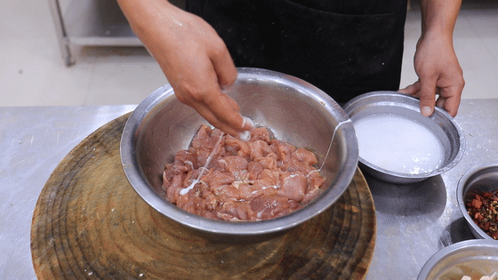 水煮肉片的家常做法最正宗做法(水煮肉片的正宗做法,大勺油一泼，麻辣又过瘾)