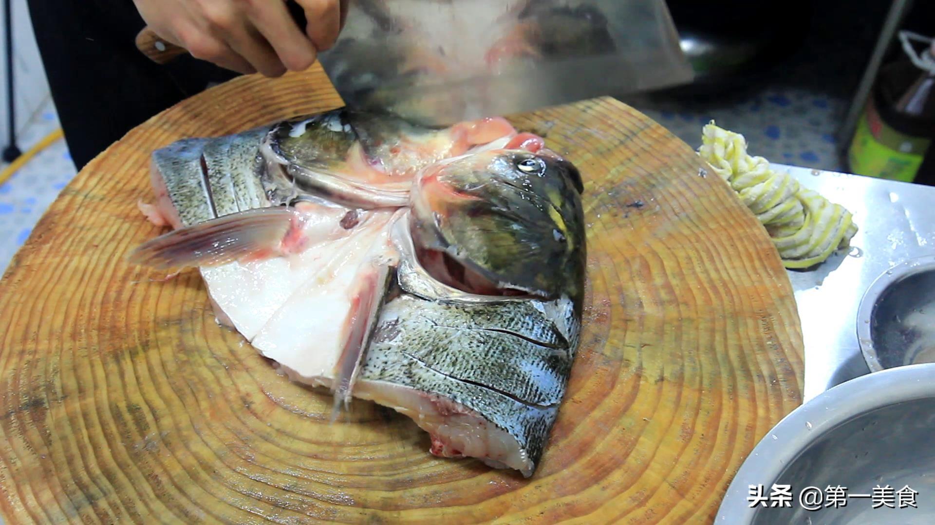 剁椒鱼头的做法家常(厨师长的这道剁椒鱼头，步骤清晰详细、香辣下饭，新手一看就会)