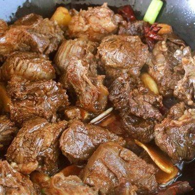 红烧牛肉炖土豆（冬季秘制美食——红烧牛肉炖土豆）