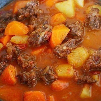 红烧牛肉炖土豆（冬季秘制美食——红烧牛肉炖土豆）