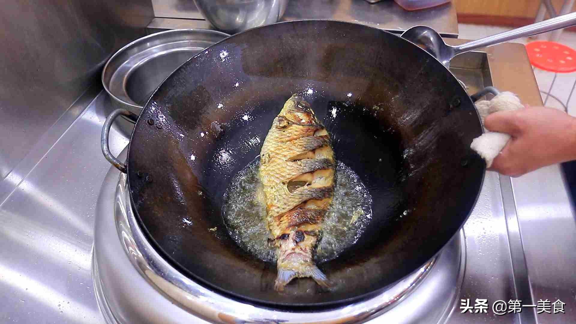 红烧鱼的家常做法简单（厨师长分享正宗的红烧鱼，教程详细简单实用，待客必备的家常菜）