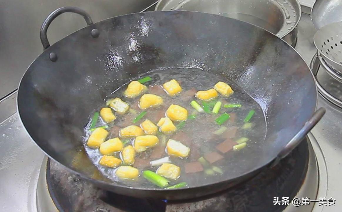 天冷来碗鸭血粉丝汤吧，用厨师长教你鸭血粉丝汤的做法 端上桌汤汁一点不剩