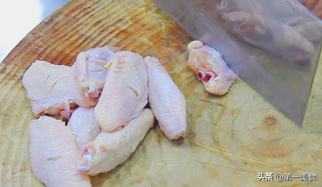 红烧鸡翅的家常做法 厨师长分享做法，鸡肉鲜嫩而不柴