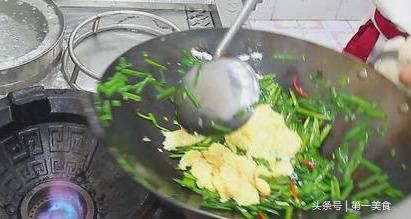 炒鸡蛋的做法 打鸡蛋时只多这两个步骤，鸡蛋炒出来又滑又嫩，值得点赞
