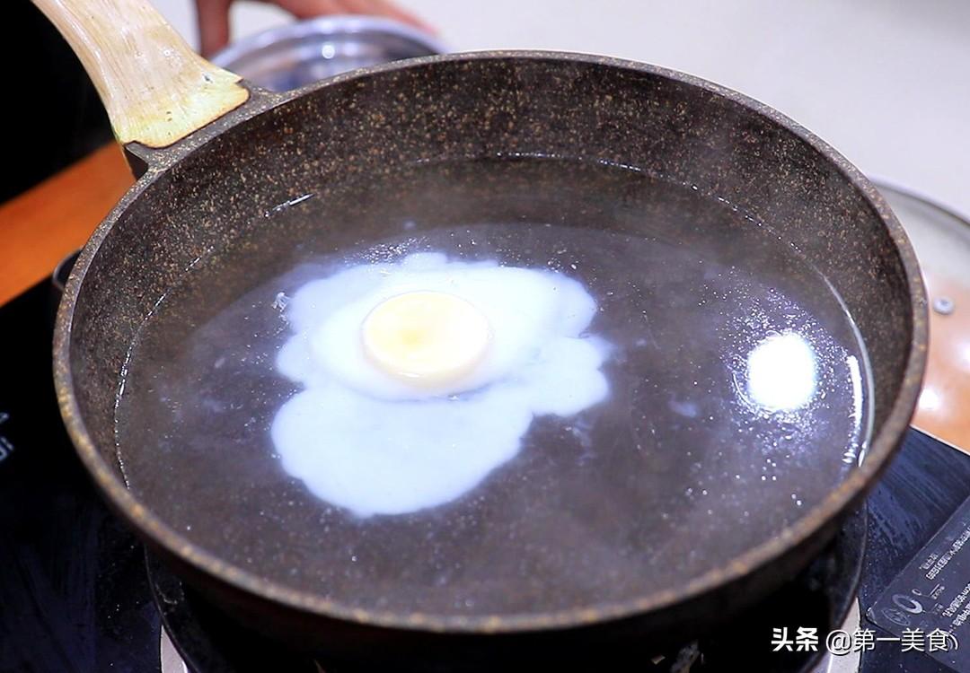 煎荷包蛋很多人都做不好，厨师长教你3种煎鸡蛋的做法和技巧，不粘锅不散